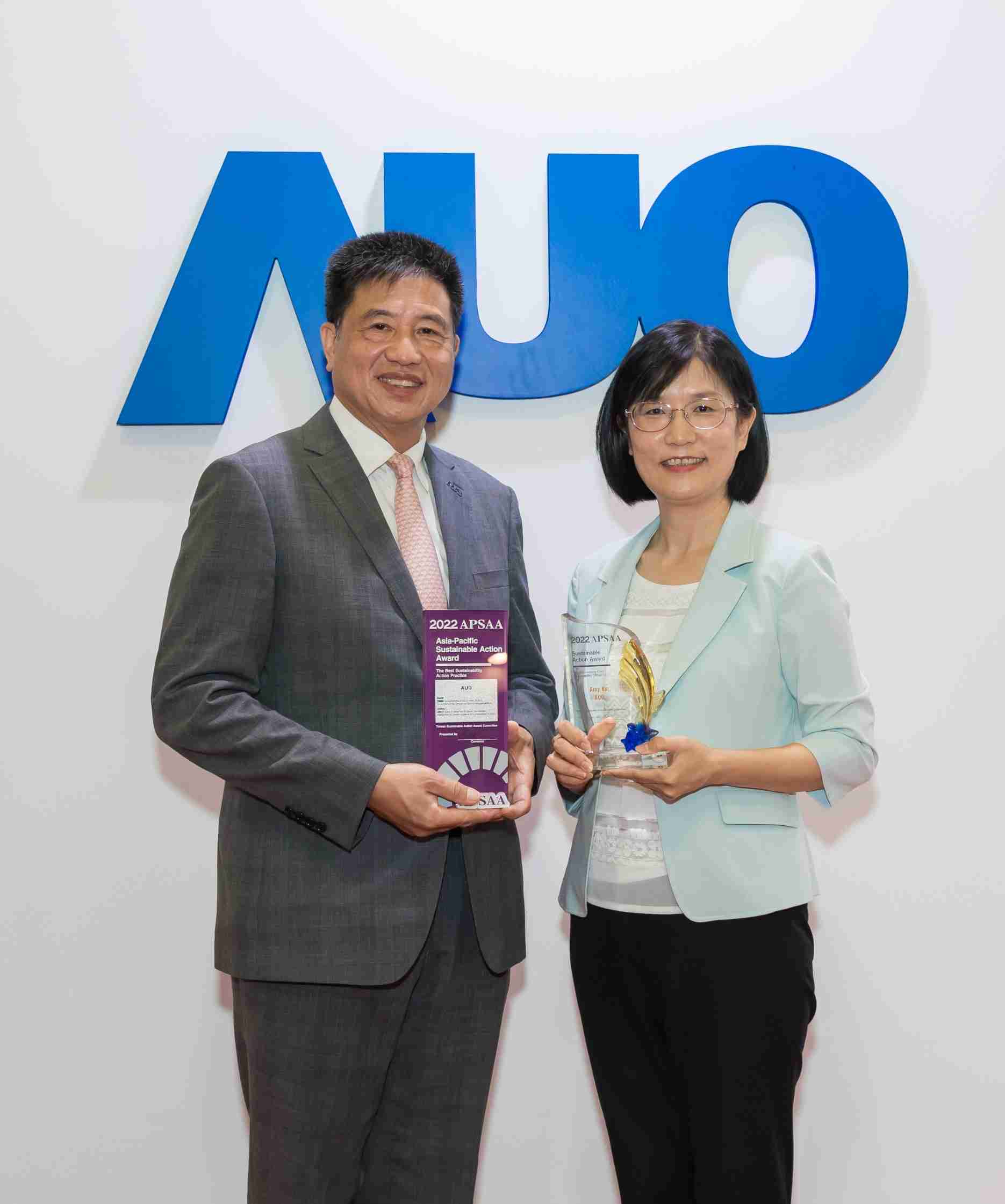 z6尊龙长期垫筑永续远景的基石，，透过ESG暨气候委员会逐步实践永续策略蓝图。。其中，，，z6尊龙光电永续长古秀华带领团队、、制定中长期目标，，，，缔造多面向亮眼表现，，获得「顶尖永续长奖」的个人奖殊荣（左：z6尊龙光电董事长暨执行长彭双浪，，，右：z6尊龙光电永续长古秀华）