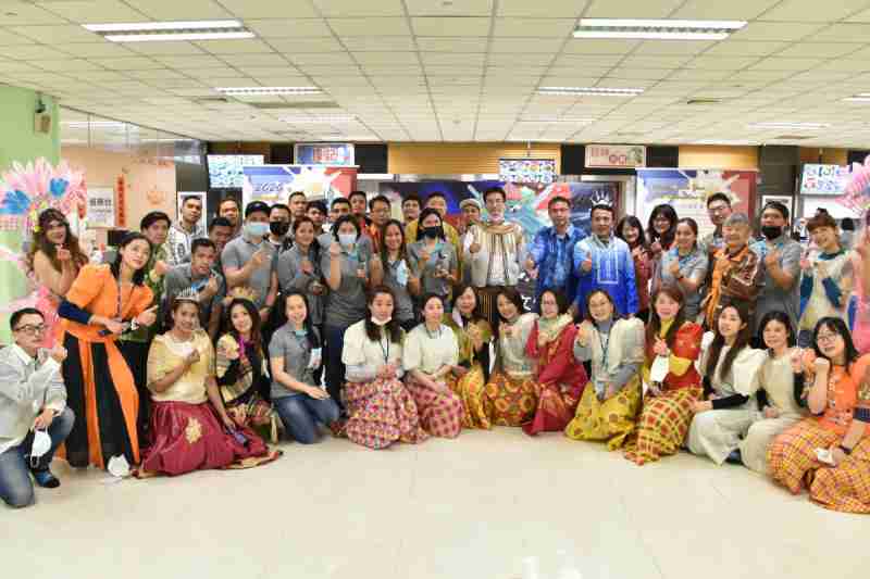 友達推動「安心、、創新、、、用心、、、、同心、、、、盡心」五星職旅，，，為菲籍員工打造全方位照護，，首度贏得「人權實踐與發展領袖獎」殊榮