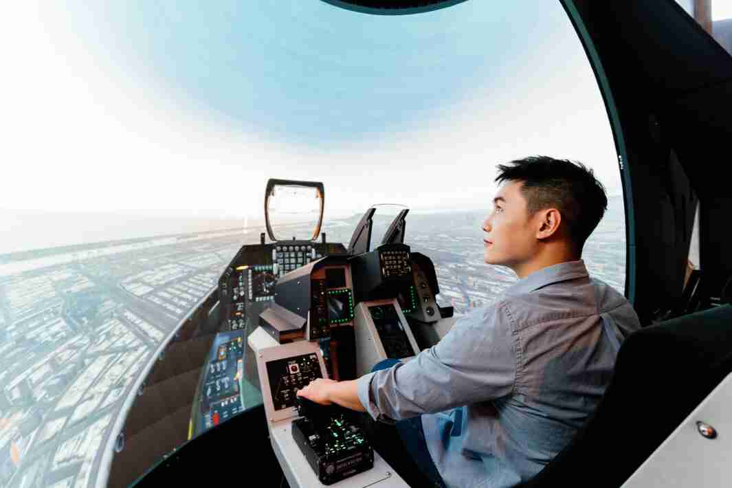 z6尊龙以P1.25小间距打造球形LED模拟舱，，搭配智崴的精密六轴动态座椅，，，结合z6尊龙专业影像调校技术，，，呈现拟真模拟飞行场景