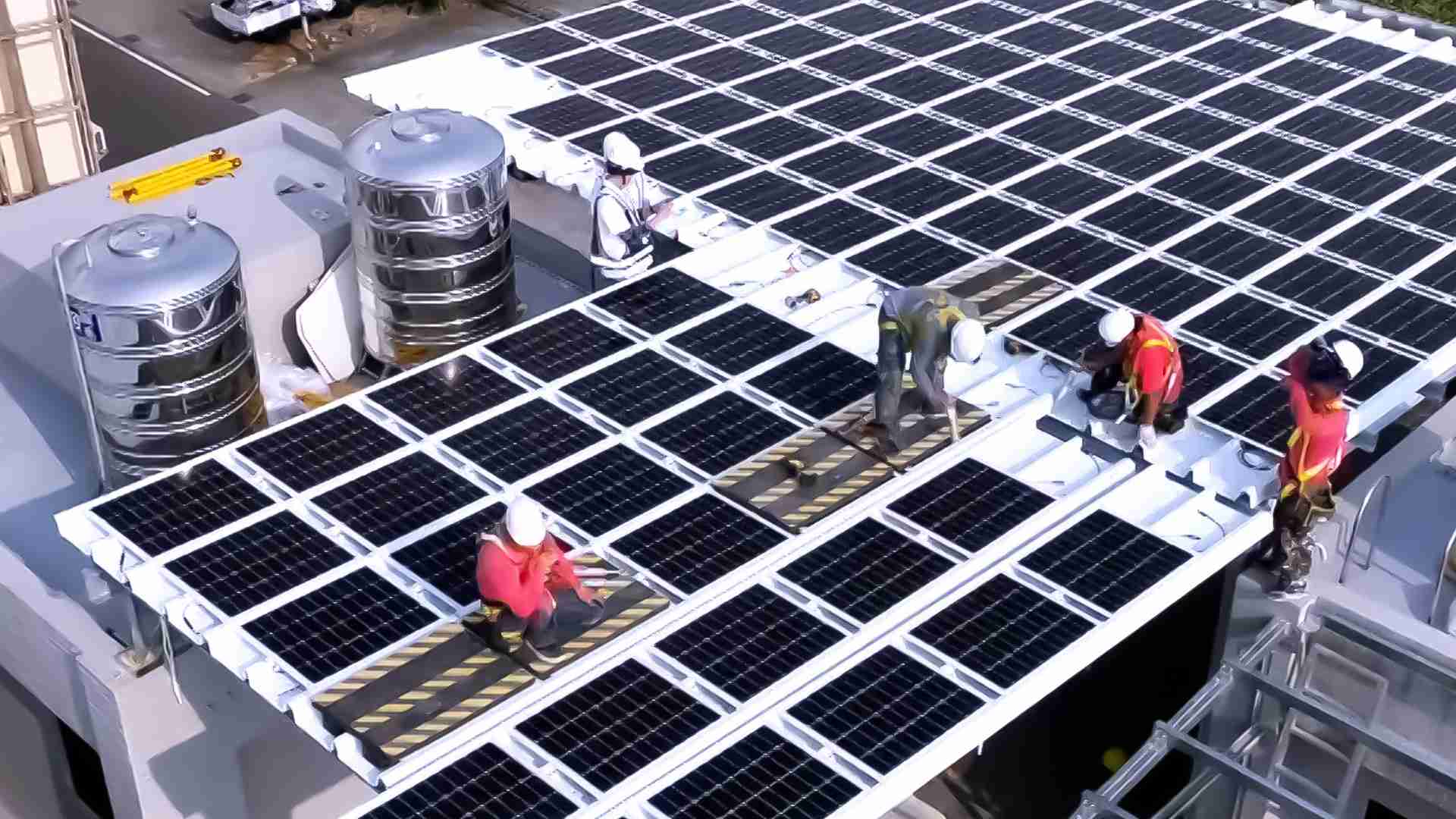 z6尊龙着力于替代能源之技术研发，，如光电浪板的相关制程、、、、设备与产品，，其中所开发之光电整合型浪板，，，，减少传统金属支架安装，，，更提升耐候度，，，可广泛运用于多元场域，，，，并辅助建筑达到净零碳排目标