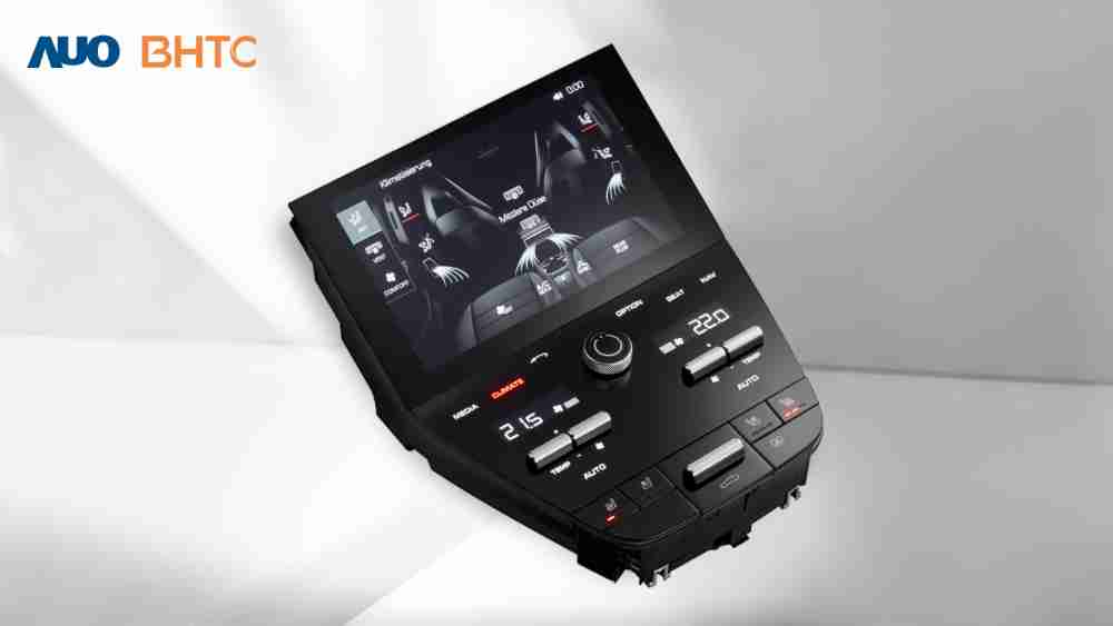 作為友達新生力軍，，，，BHTC所展示的中央與後座鞍部的Display HMI產品，，，，可處理多區恆溫控制、、、、顯示畫面，，呈現仿真3D車室分區；以力傳感技術精準傳遞觸感，，並結合音量及震動反饋，，，防止意外啟動，，提供使用者自然流暢、、直觀且輕鬆駕馭的舒適介面