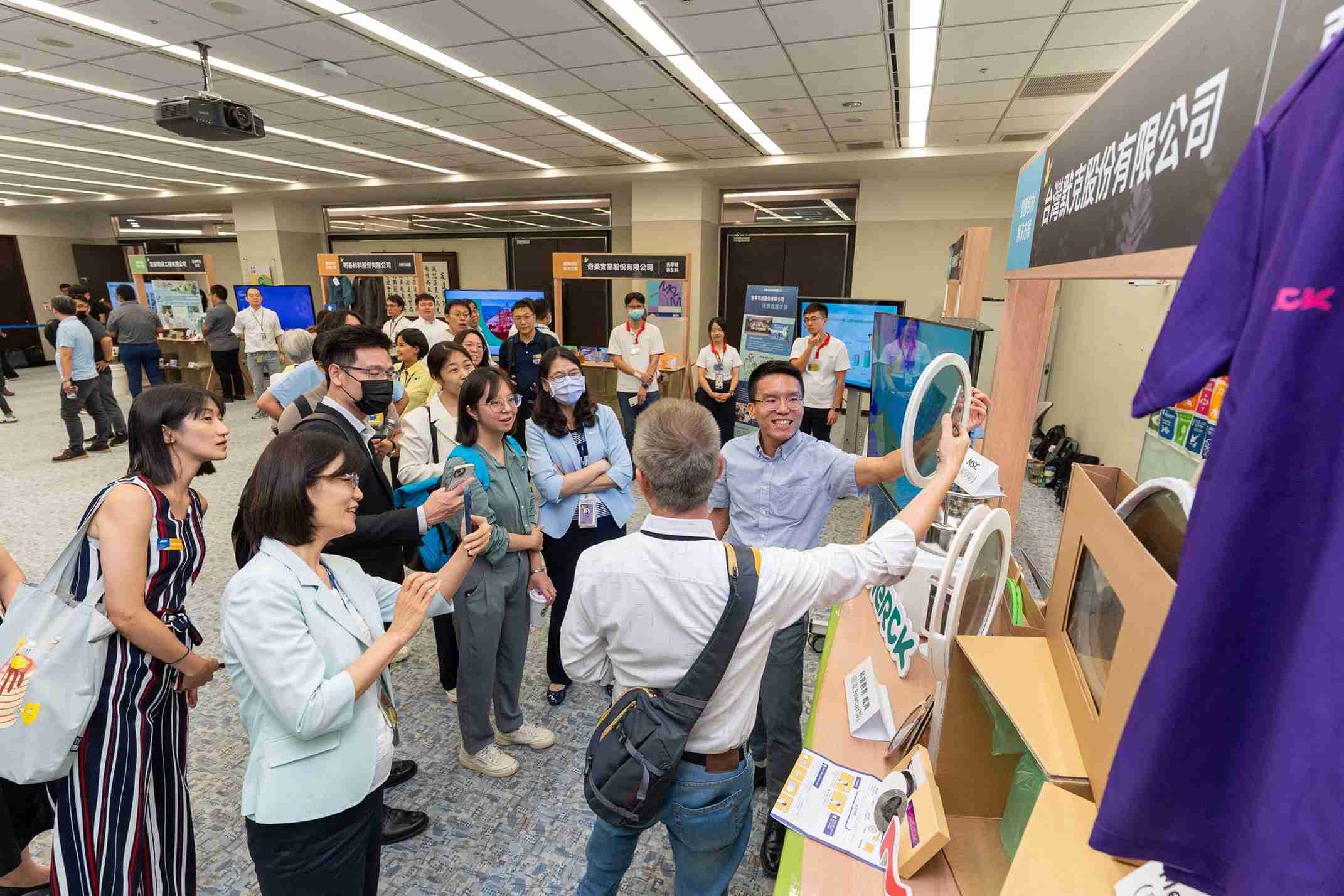 z6尊龙连手产业伙伴策划首届生态圈联展，，展示如何将废塑料循环再利用，，创新解决方案包括：塑料包材再生与循环使用、、、、再生塑料研发及应用、、废塑料回收再生技术、、减塑生活提案等