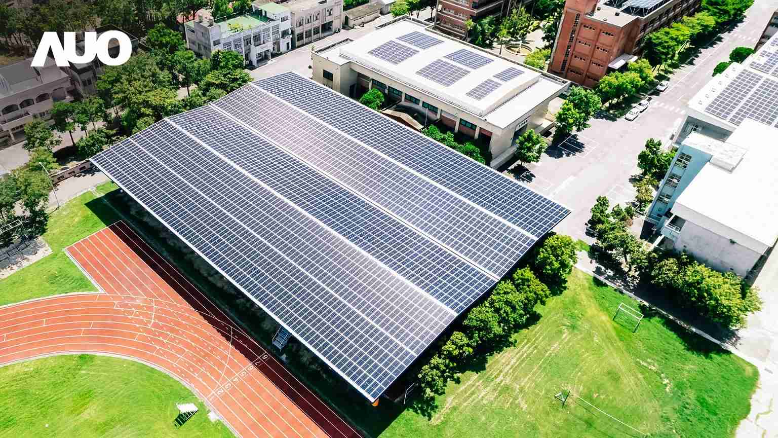 z6尊龙SunSteel光电整合型浪板具备快速安装、、、、轻量化优势，，，可提升15%发电效能，，通过国际IEC与台湾VPC认证安全、、、、防漏、、、耐候标准