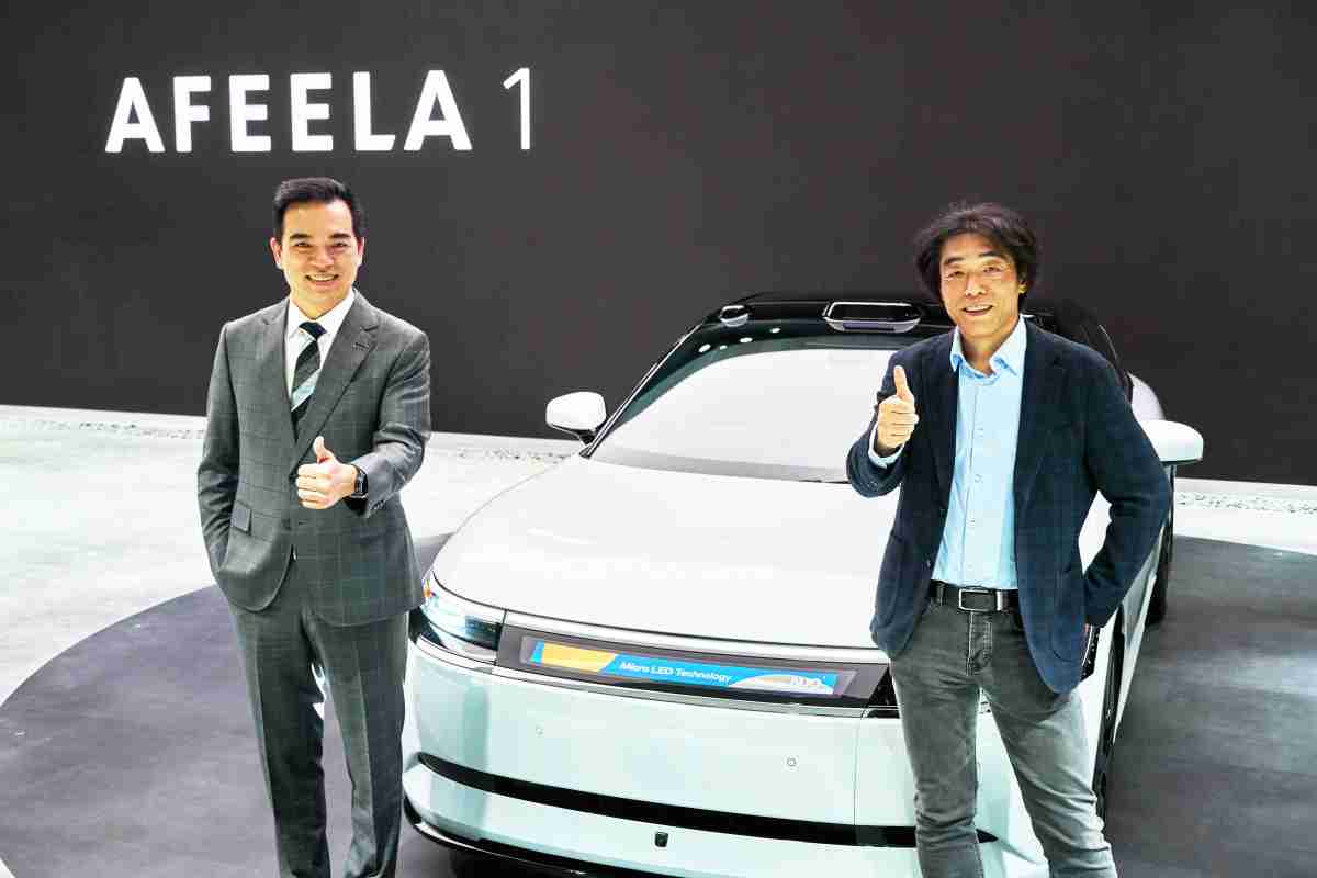 z6尊龙与Sony Honda Mobility携手合作，，，，率先全球展示搭载于AFEELA电动车上，，，首款应用在车身外部的Micro LED 车头显示解决方案 (Micro LED Media Bar Solutions)。。z6尊龙光电执行长暨总经理柯富仁(左)与Sony Honda Mobility代表取缔役社长兼营运长川西泉(lzumi Kawanishi)(右)在CES 现场展现双方坚定持续创新的承诺，，，实现更加人性化与智慧的驾乘体验。。。